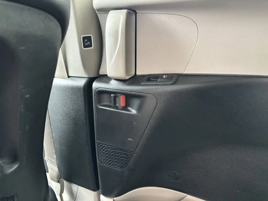 Used 2024 Chrysler Pacifica Touring-L image 25