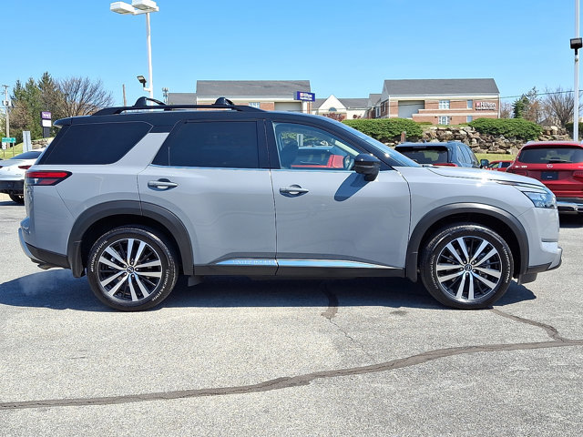 Used 2025 Nissan Pathfinder Platinum w/ Cargo Package image 7