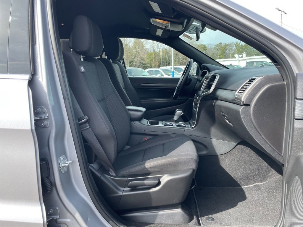 Used 2019 Jeep Grand Cherokee Laredo AWD/4WD image 31