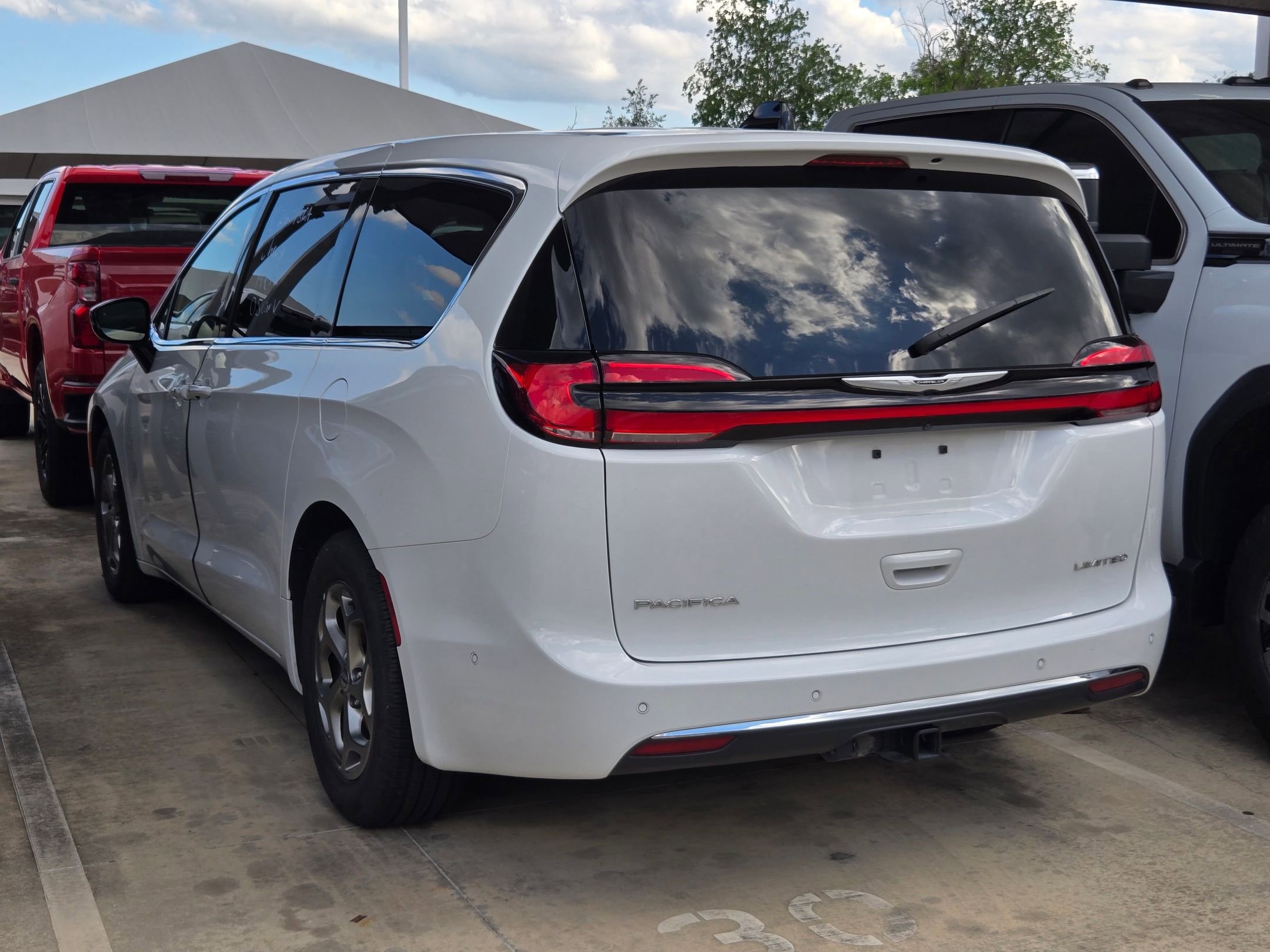 Used 2024 Chrysler Pacifica Limited w/ Uconnect Theater Family Group FWD image 6