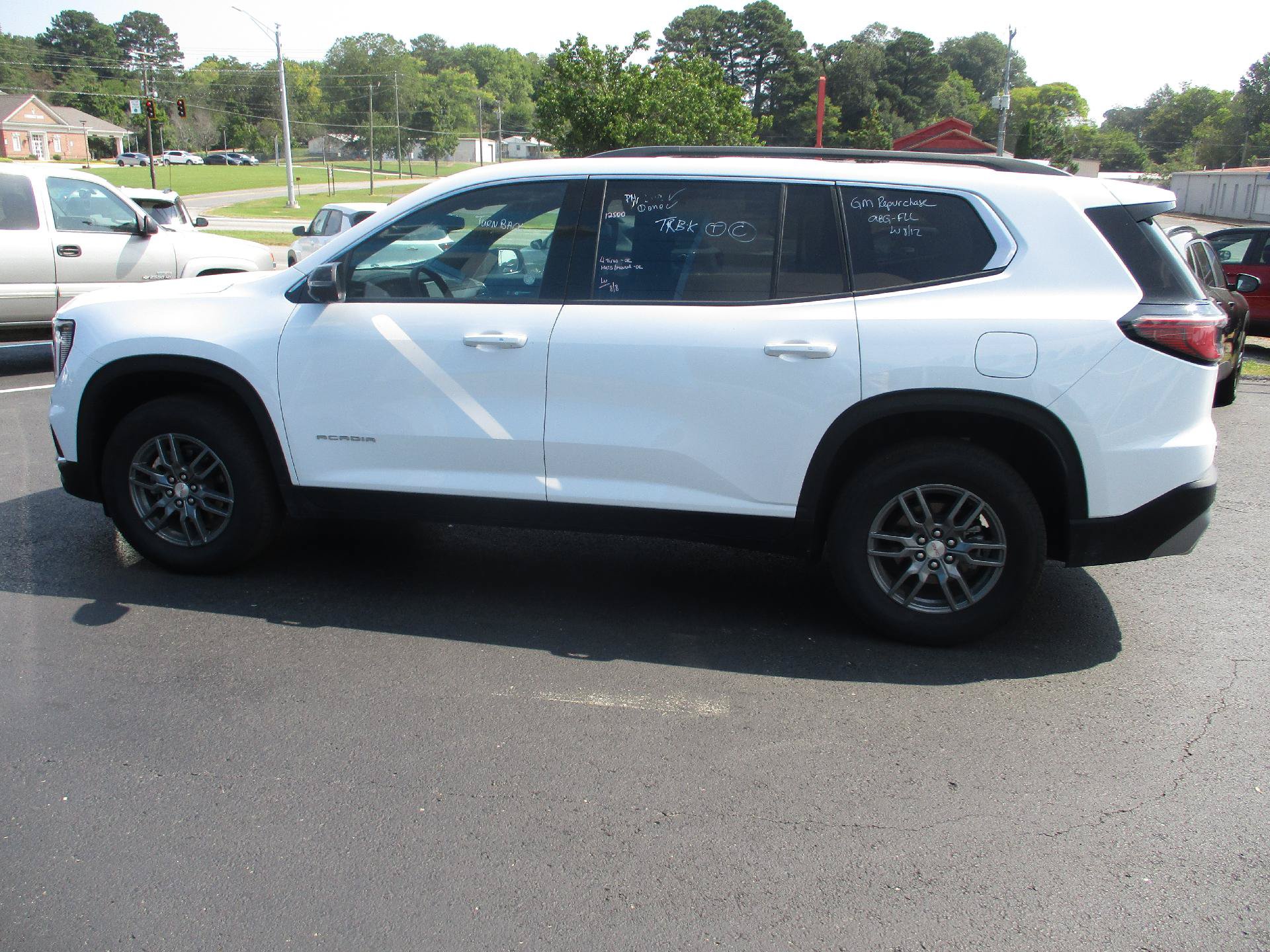 Used 2025 GMC Acadia Elevation FWD image 9