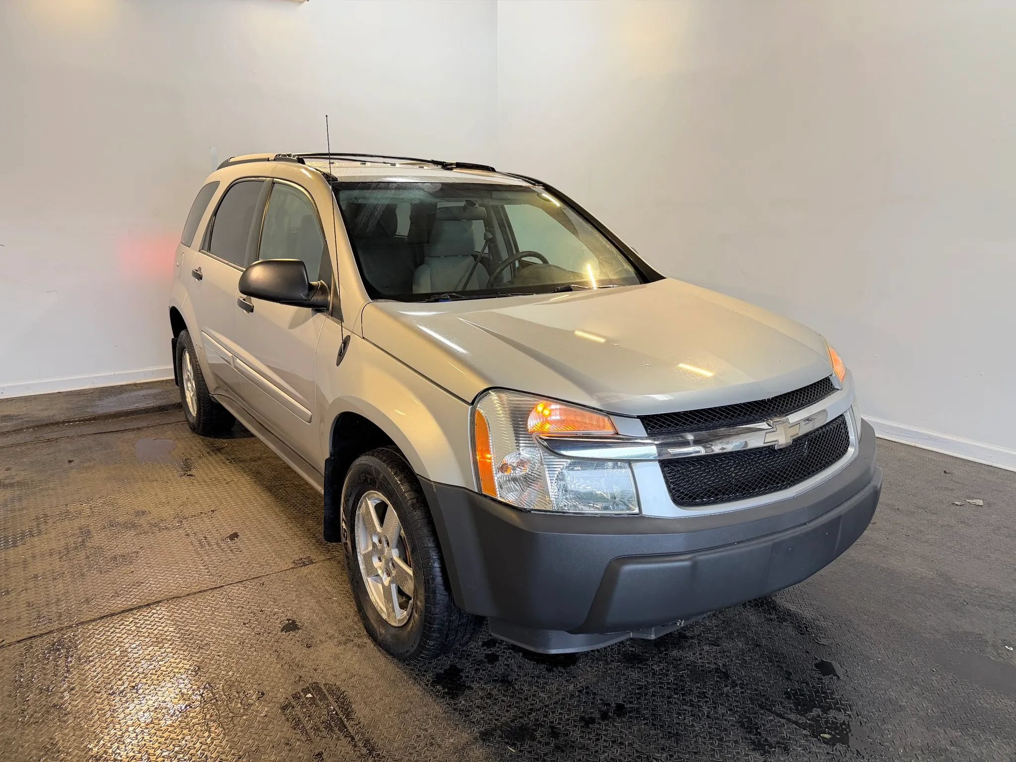 Used 2005 Chevrolet Equinox LS w/ Preferred Equipment Group AWD/4WD image 4
