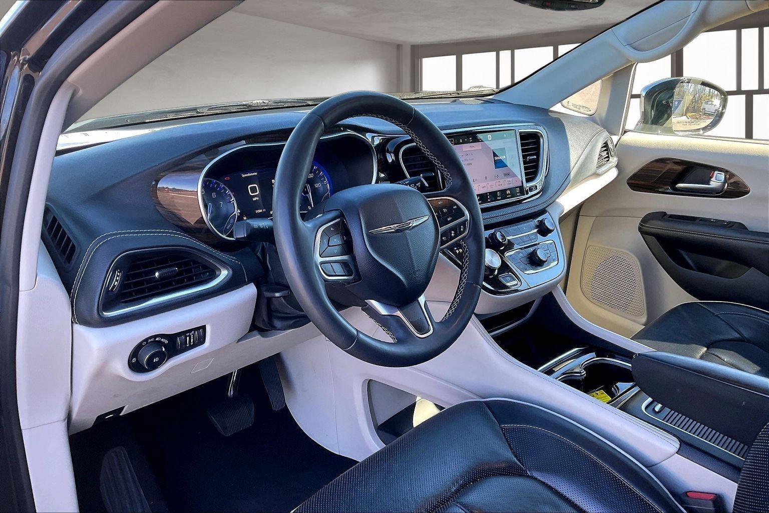 Used 2023 Chrysler Pacifica Limited image 17