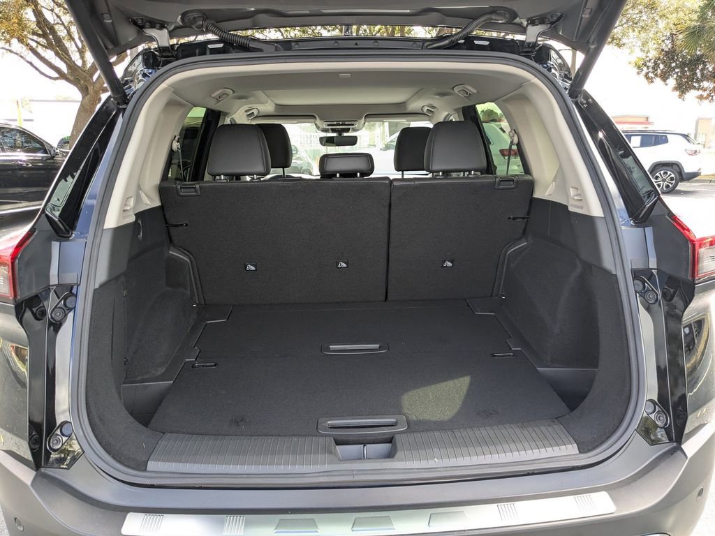 Used 2023 Nissan Rogue SL w/ SL Premium Package image 11