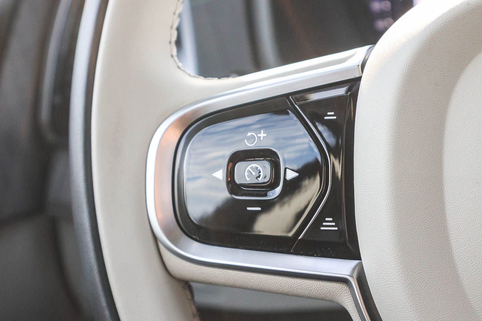 Used 2024 Volvo XC90 T8 Ultimate w/ Protection Package Premier image 36