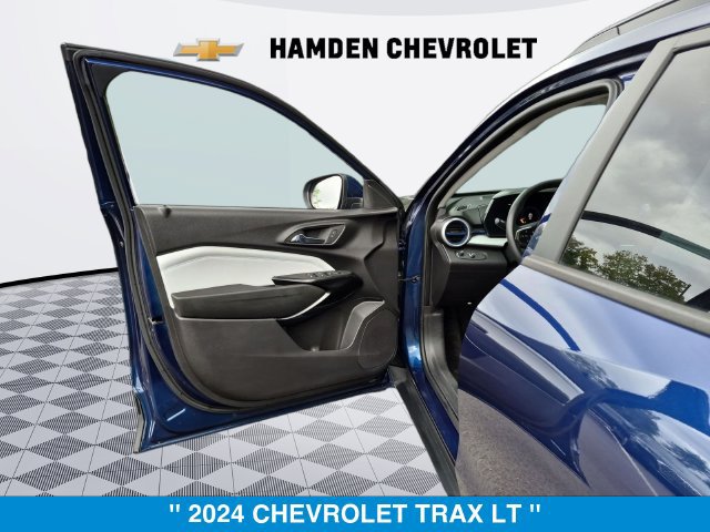 Used 2024 Chevrolet Trax LT w/ LT Convenience Package FWD image 10