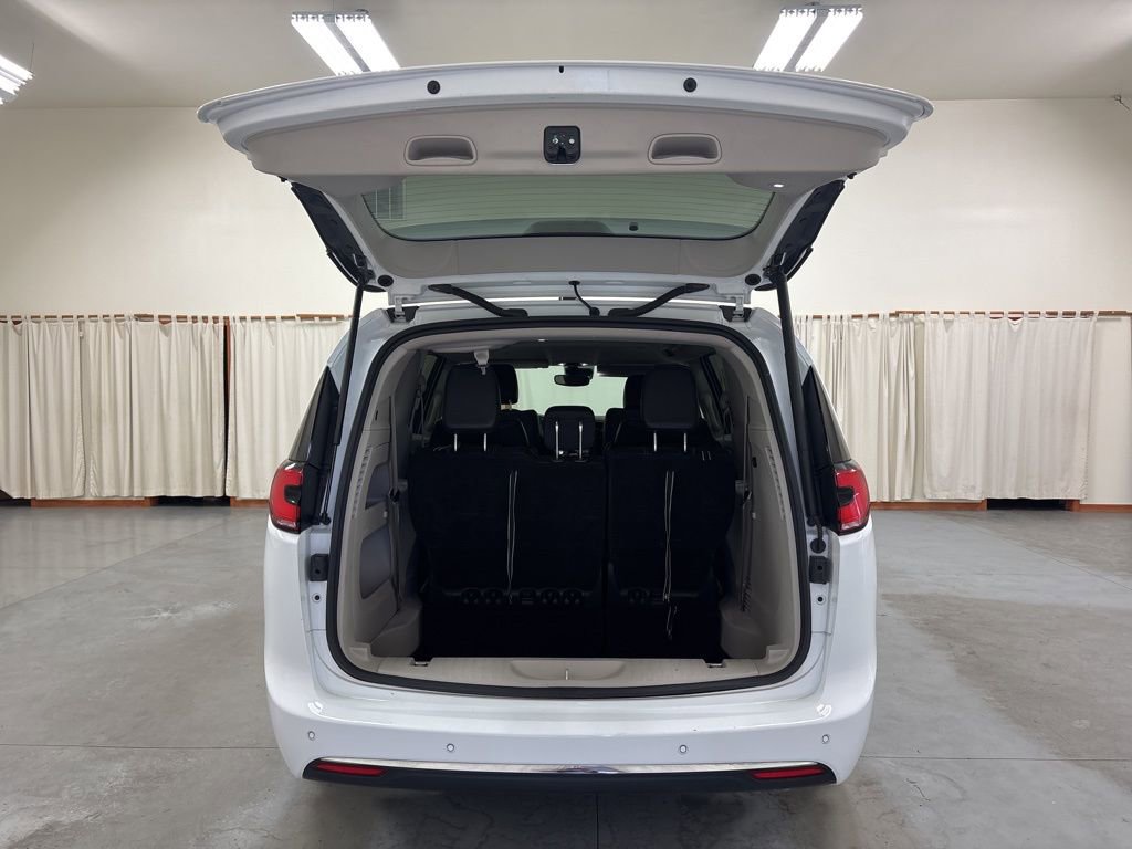 Used 2023 Chrysler Pacifica Touring-L FWD image 9