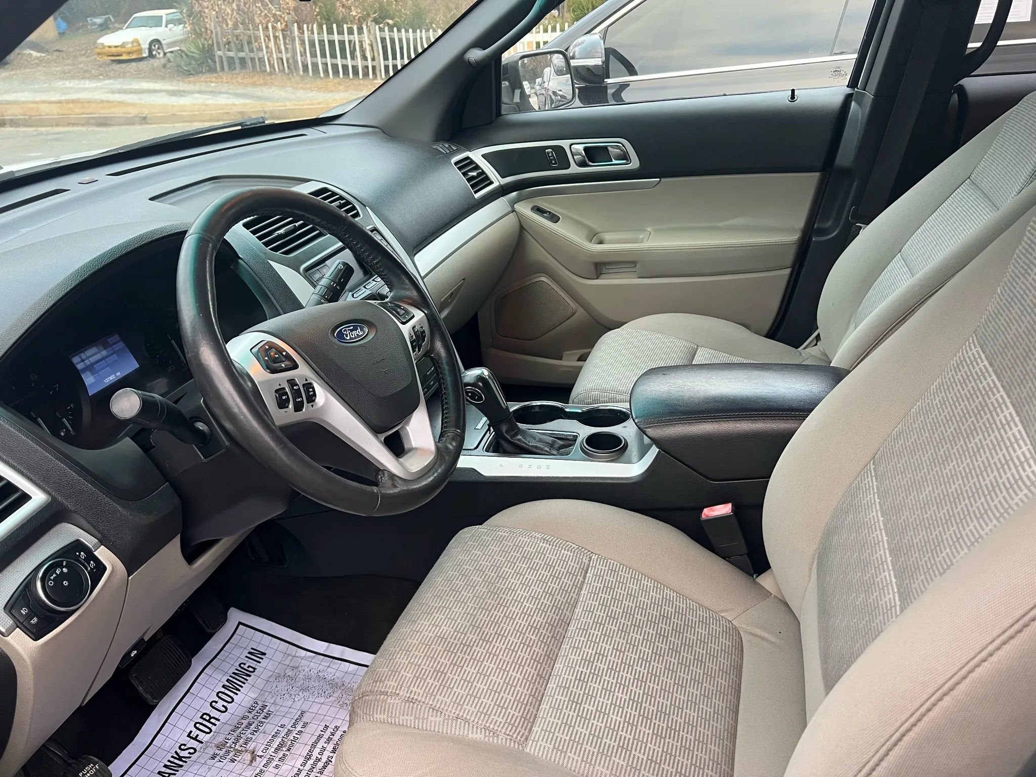 Used 2015 Ford Explorer XLT FWD image 8