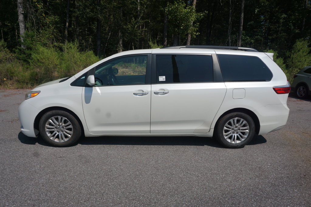 Used 2015 Toyota Sienna XLE Premium FWD image 24