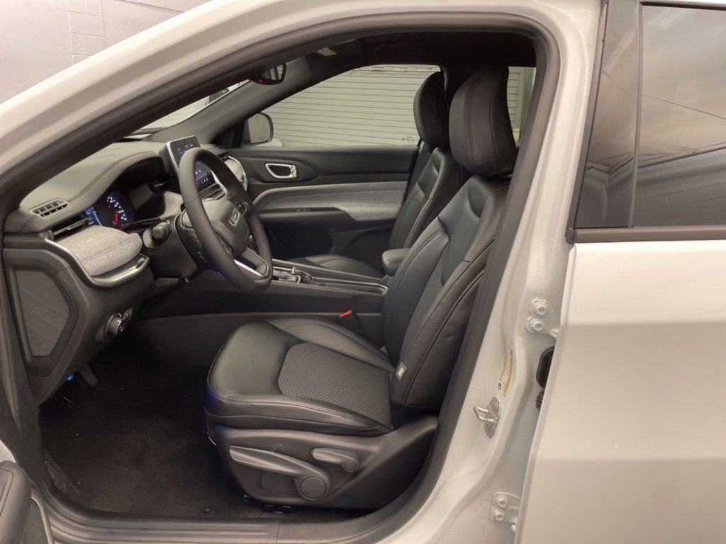 New 2026 Jeep Compass Latitude image 14