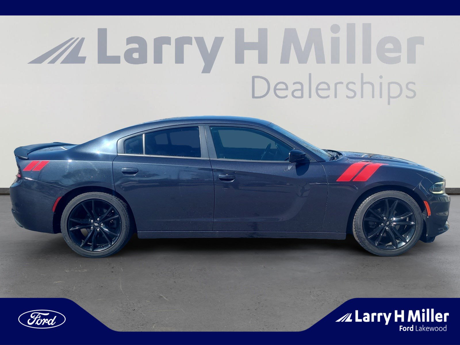 Used 2017 Dodge Charger SE w/ Blacktop Package image 6