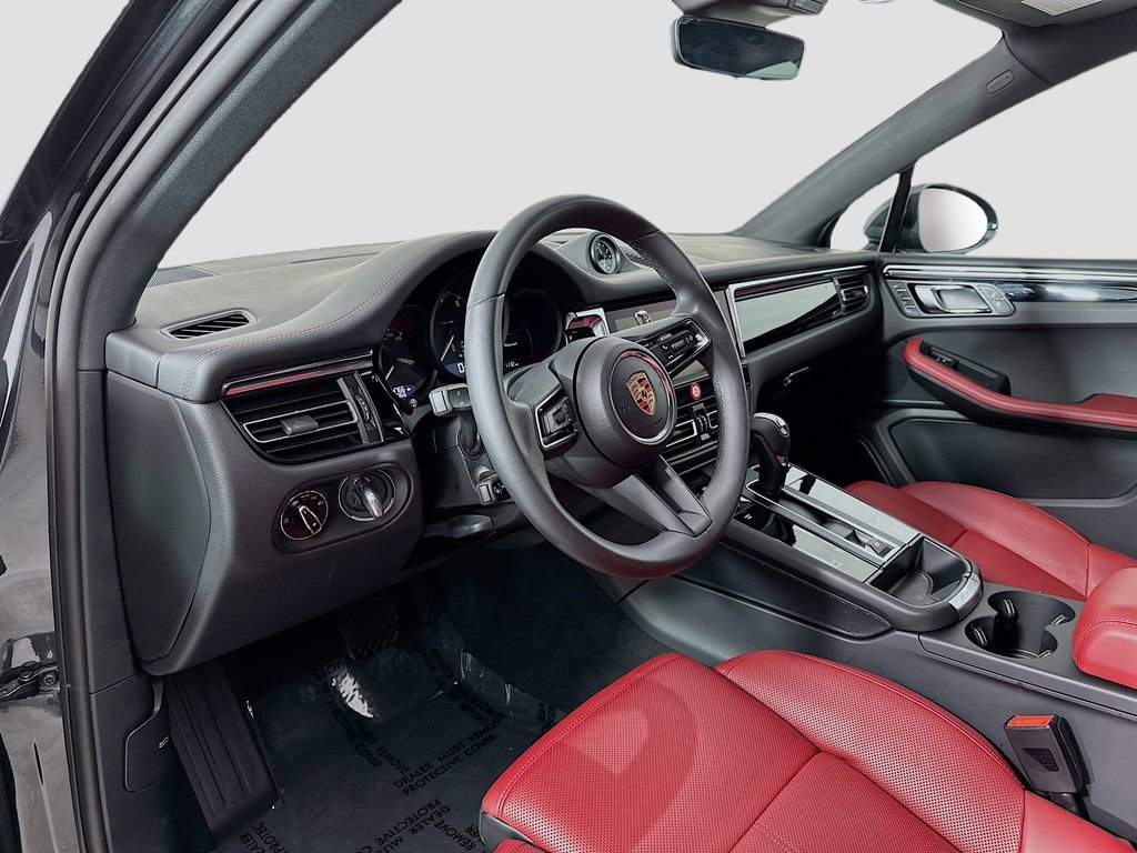 Used 2025 Porsche Macan image 4