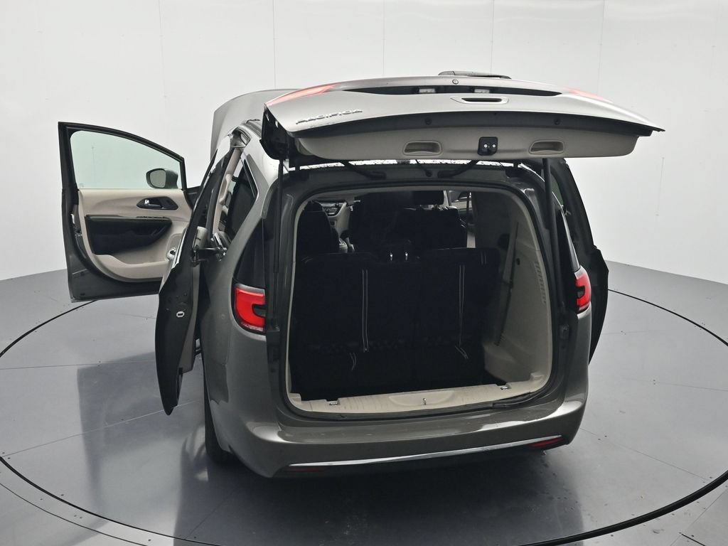Used 2022 Chrysler Pacifica Touring-L FWD image 45