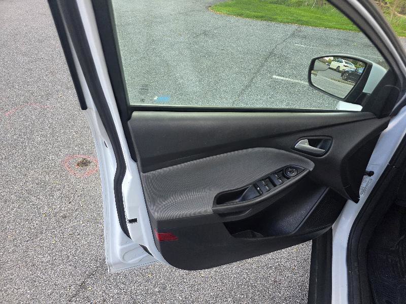 Used 2014 Ford Focus SE w/ SE Winter Package image 11