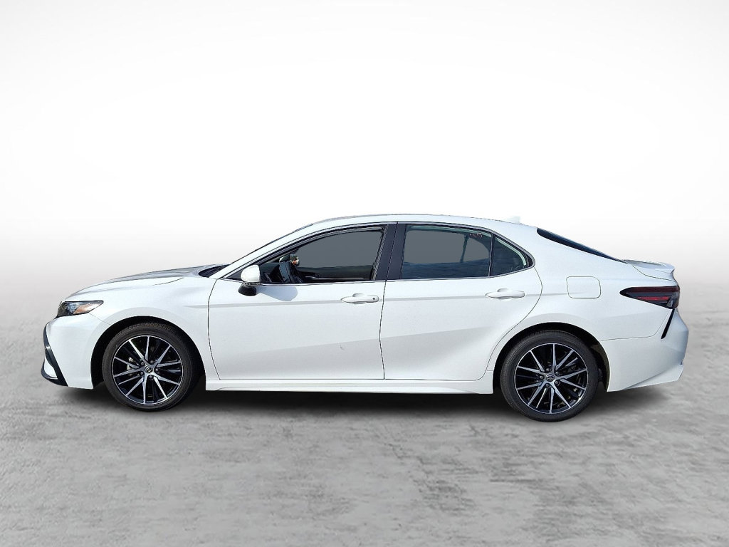 Used 2023 Toyota Camry SE image 2