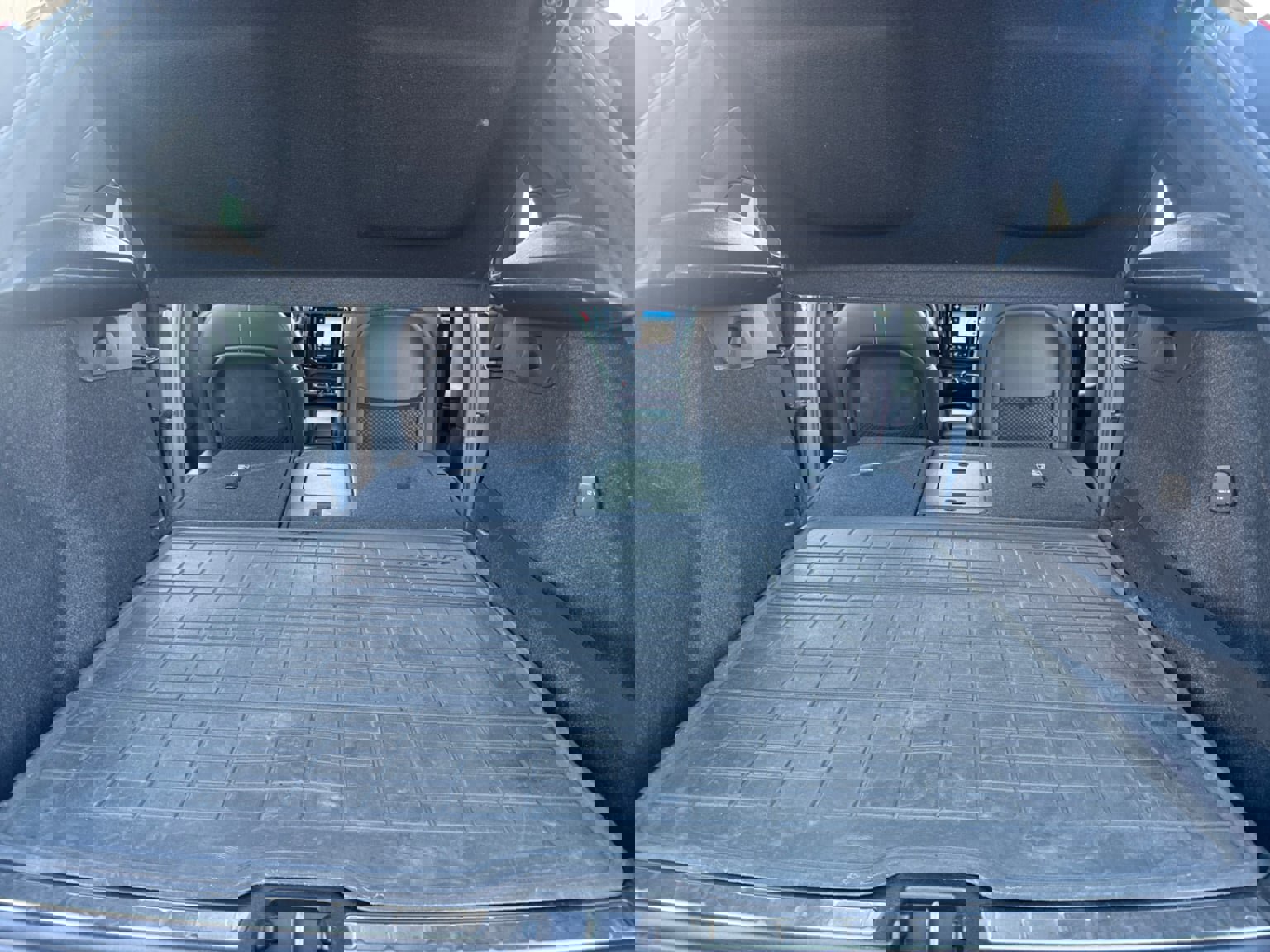 Used 2020 Volvo XC40 T4 R-Design w/ Protection Package Premier image 24