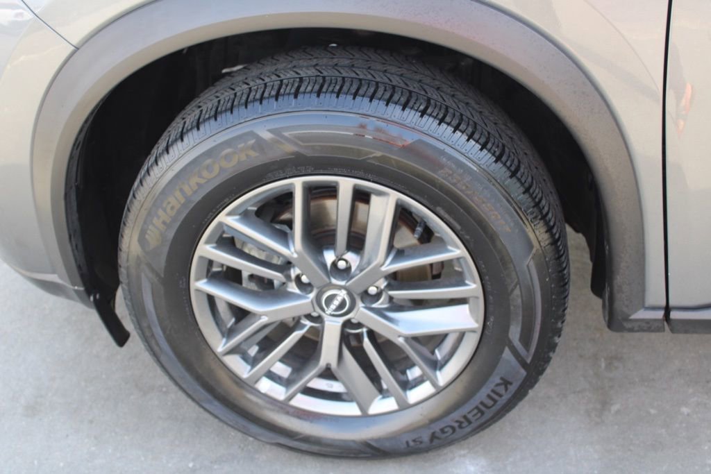 Used 2023 Nissan Rogue S image 12