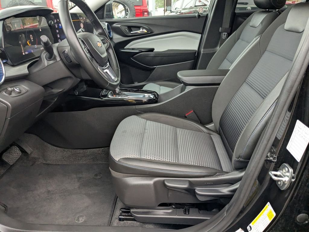 Used 2025 Chevrolet Trax LT w/ LT Convenience Package FWD image 11