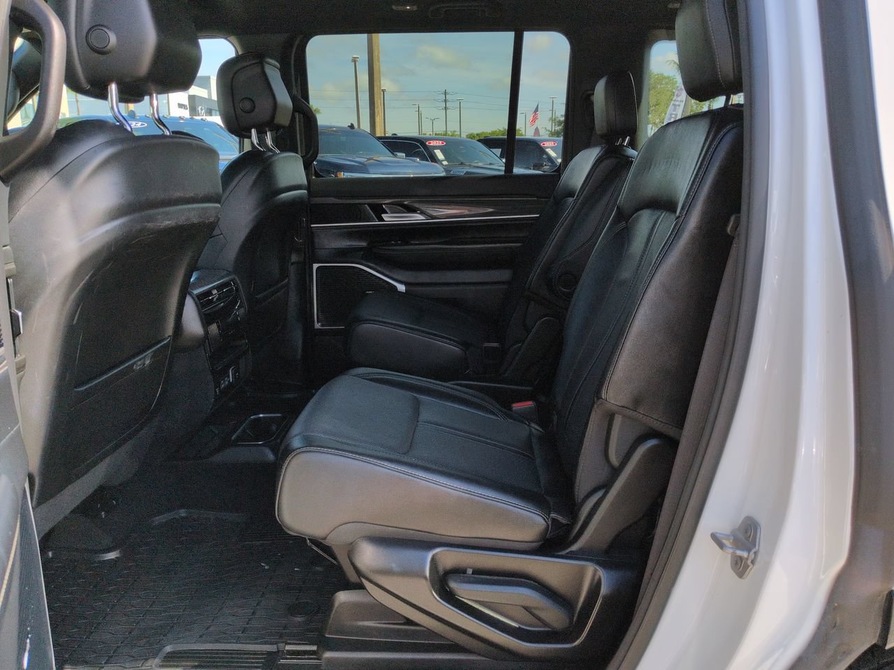 Used 2024 Jeep Wagoneer Series III AWD/4WD image 14