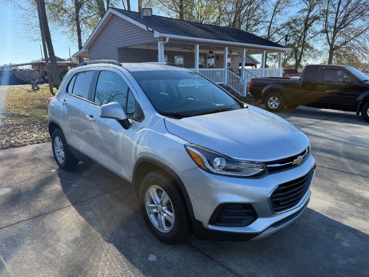 Used 2022 Chevrolet Trax LT w/ Premium Seat Package AWD/4WD image 1
