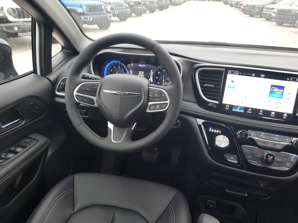 New 2026 Chrysler Pacifica Select image 13