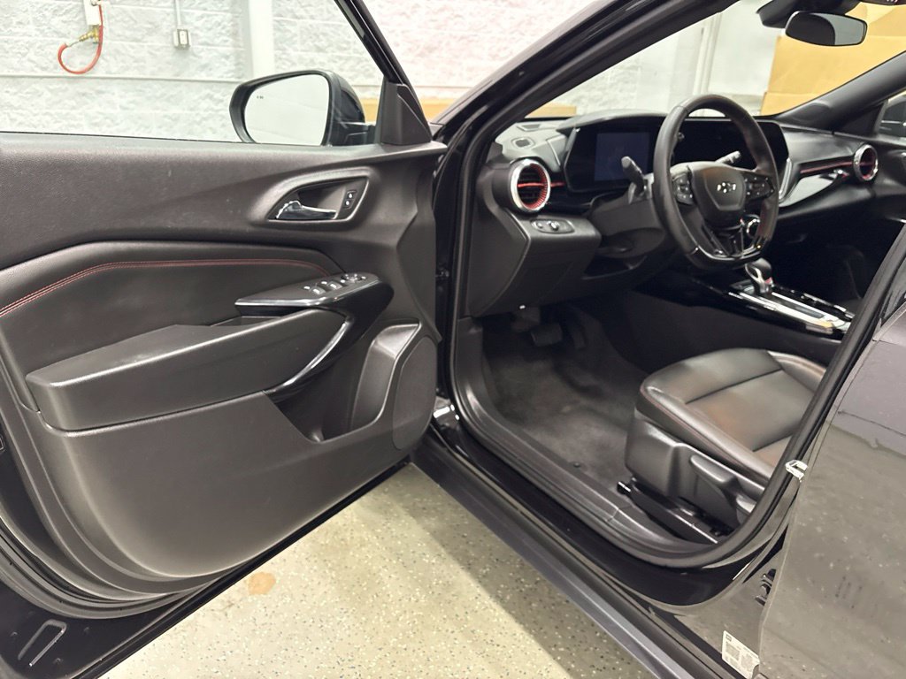 Used 2025 Chevrolet Trax RS w/ Sunroof Package FWD image 13