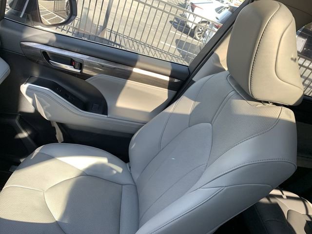 Used 2023 Toyota Highlander Limited image 31