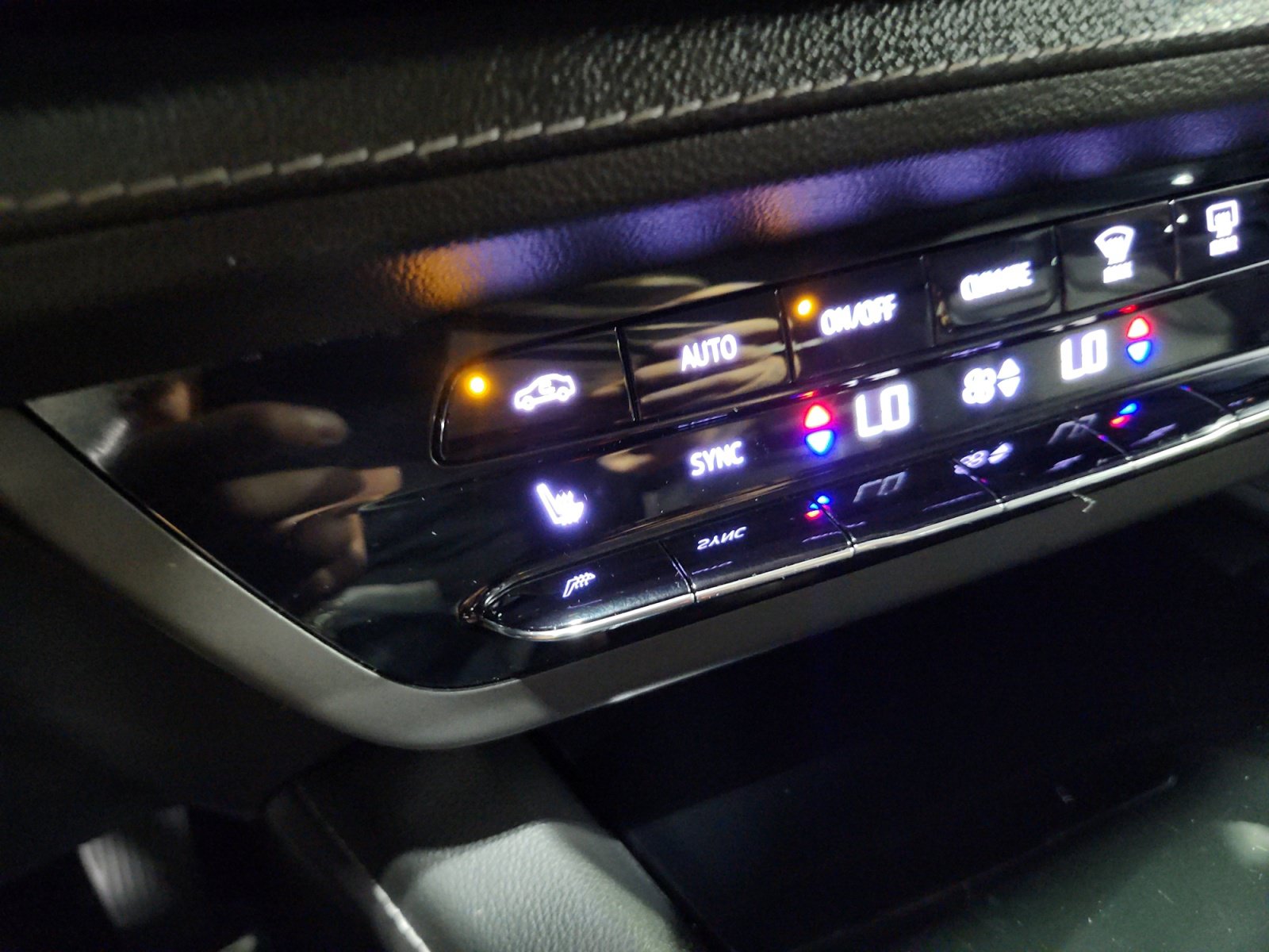 Used 2022 Buick Envision Essence w/ Safety Package FWD image 19