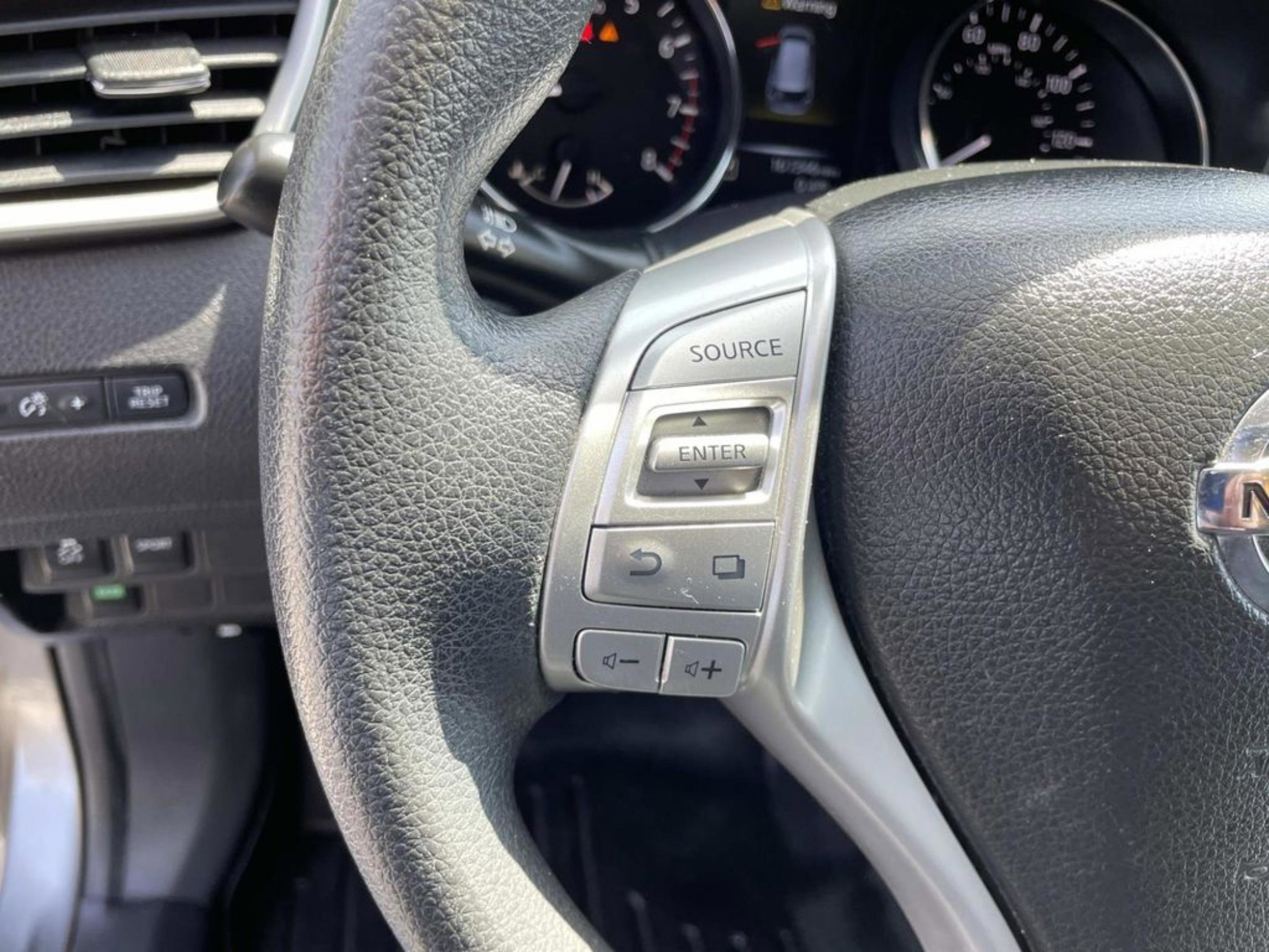 Used 2015 Nissan Rogue SV FWD image 25