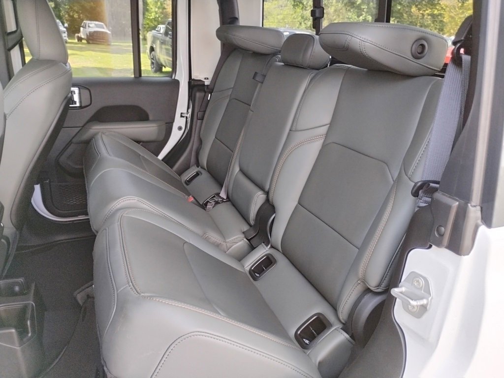 New 2025 Jeep Gladiator Mojave w/ Convenience Group image 16