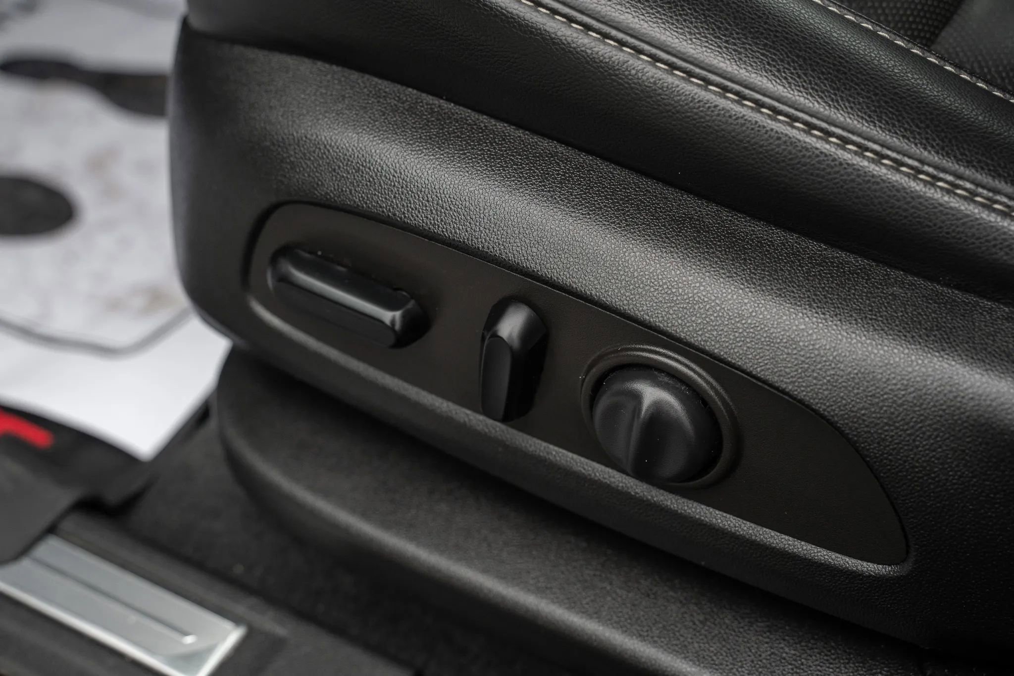 Used 2022 GMC Acadia SLT w/ LPO, Floor Liner Package image 17