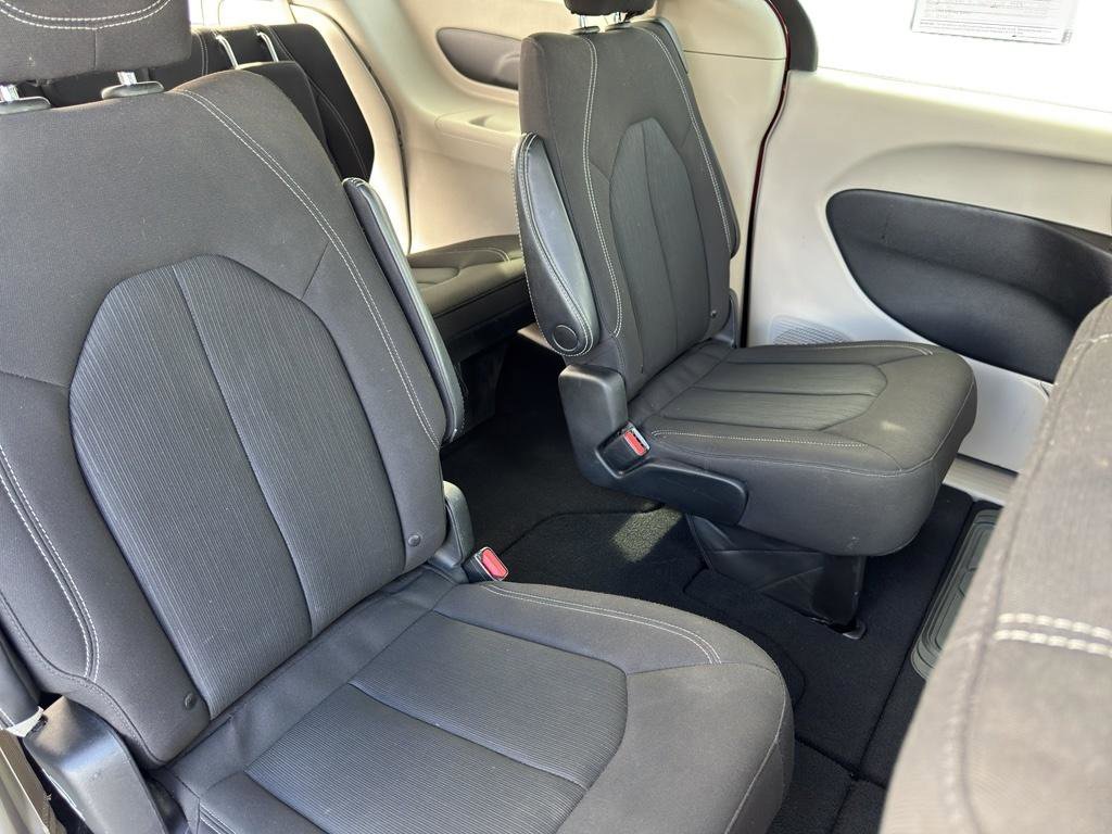 Used 2022 Chrysler Voyager LX image 12