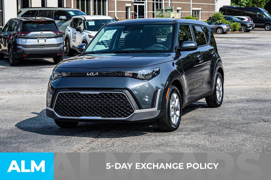 Used 2025 Kia Soul LX w/ LX Technology Package FWD image 3