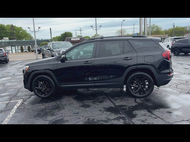 Used 2024 GMC Terrain SLE w/ Driver Convenience Package FWD image 5