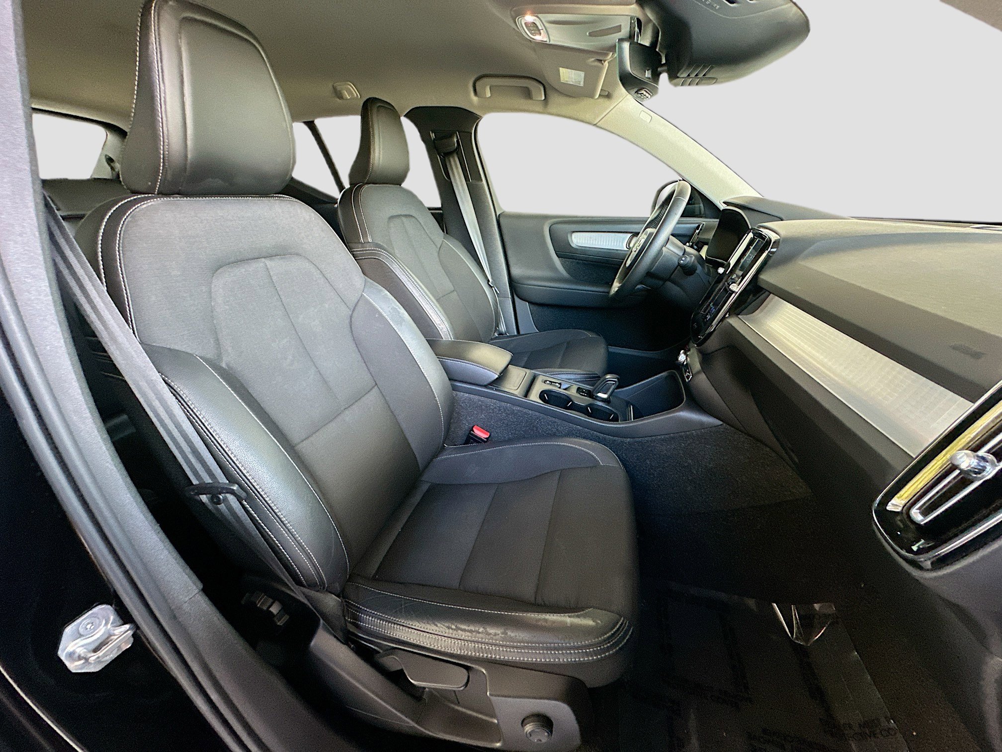 Used 2020 Volvo XC40 T5 Momentum w/ Protection Package Premier image 25