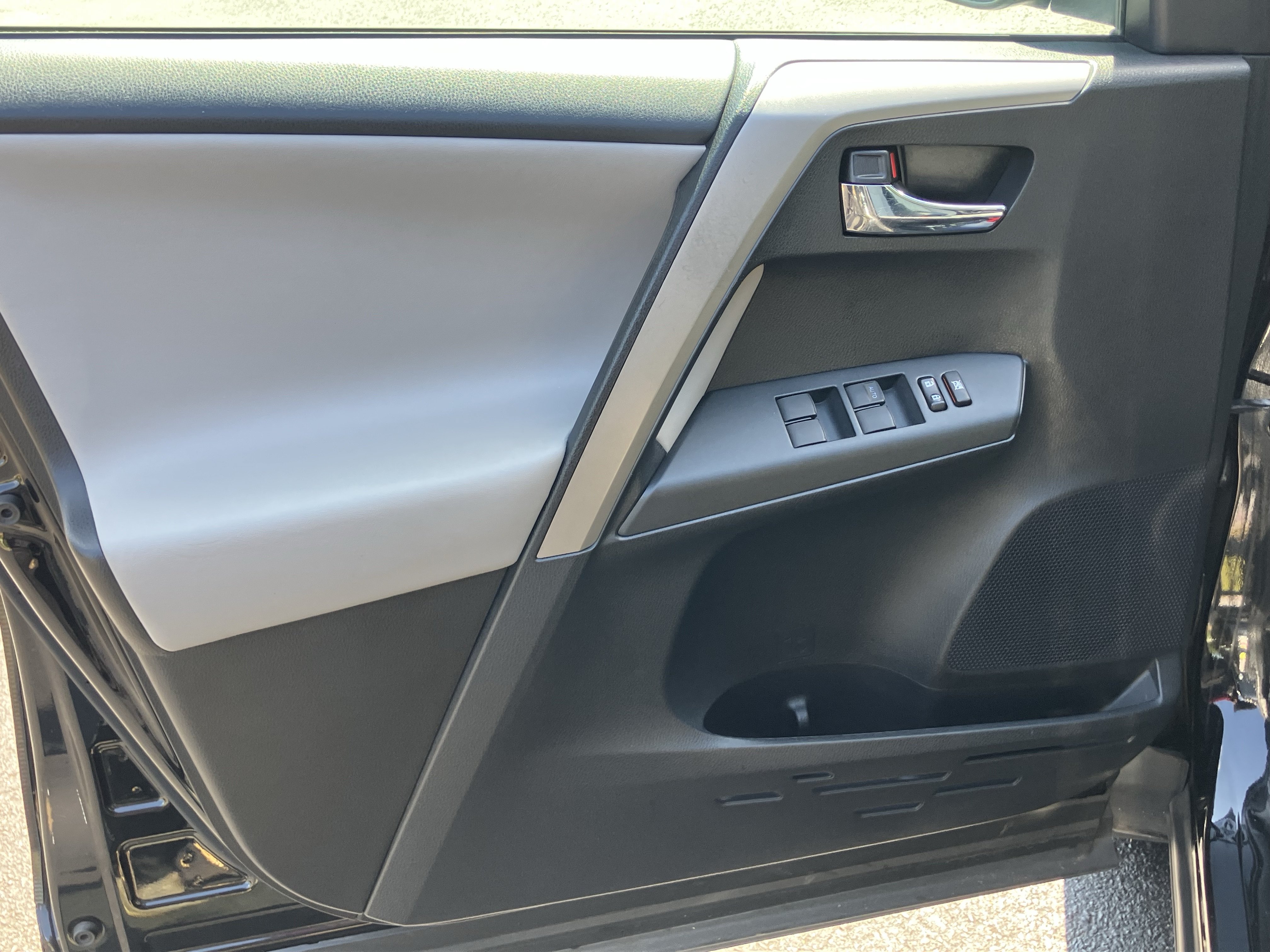 Used 2016 Toyota RAV4 XLE FWD image 14