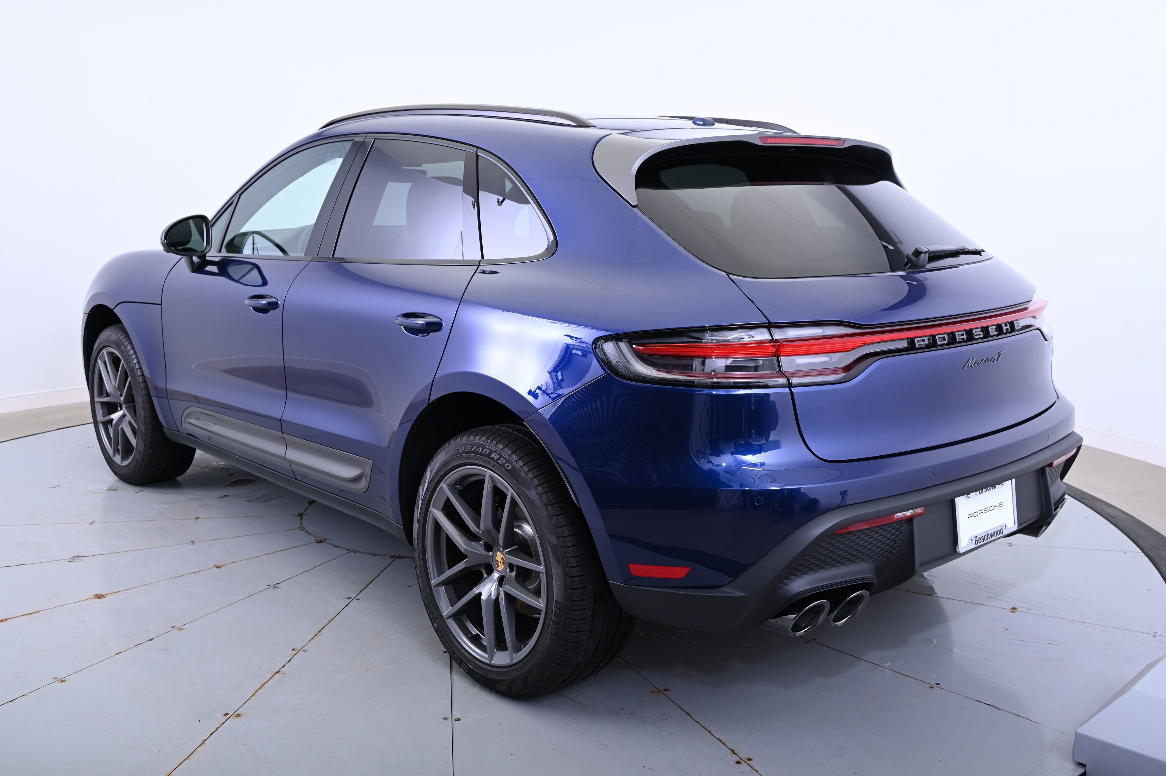 Certified 2025 Porsche Macan image 3