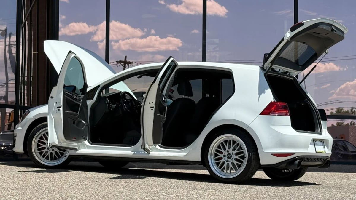 Used 2016 Volkswagen GTI SE w/ Lighting Package (SEL) FWD image 29