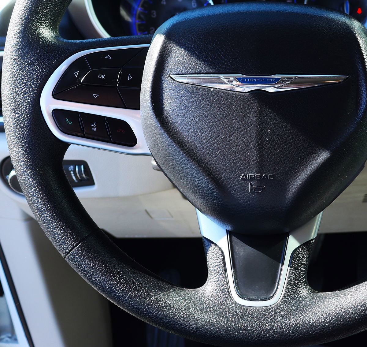 Used 2020 Chrysler Voyager L FWD image 53