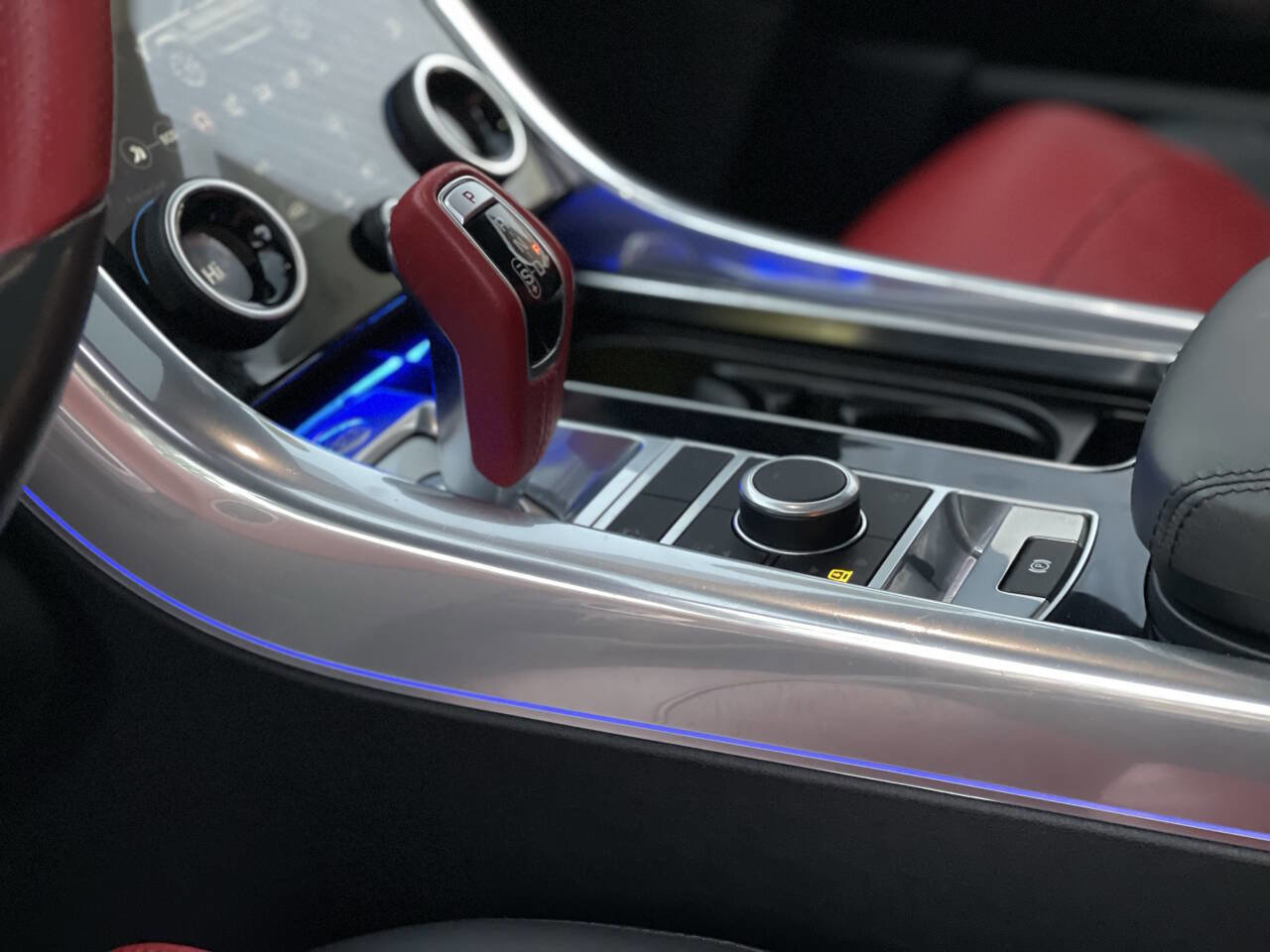 Used 2020 Land Rover Range Rover Sport SVR image 13