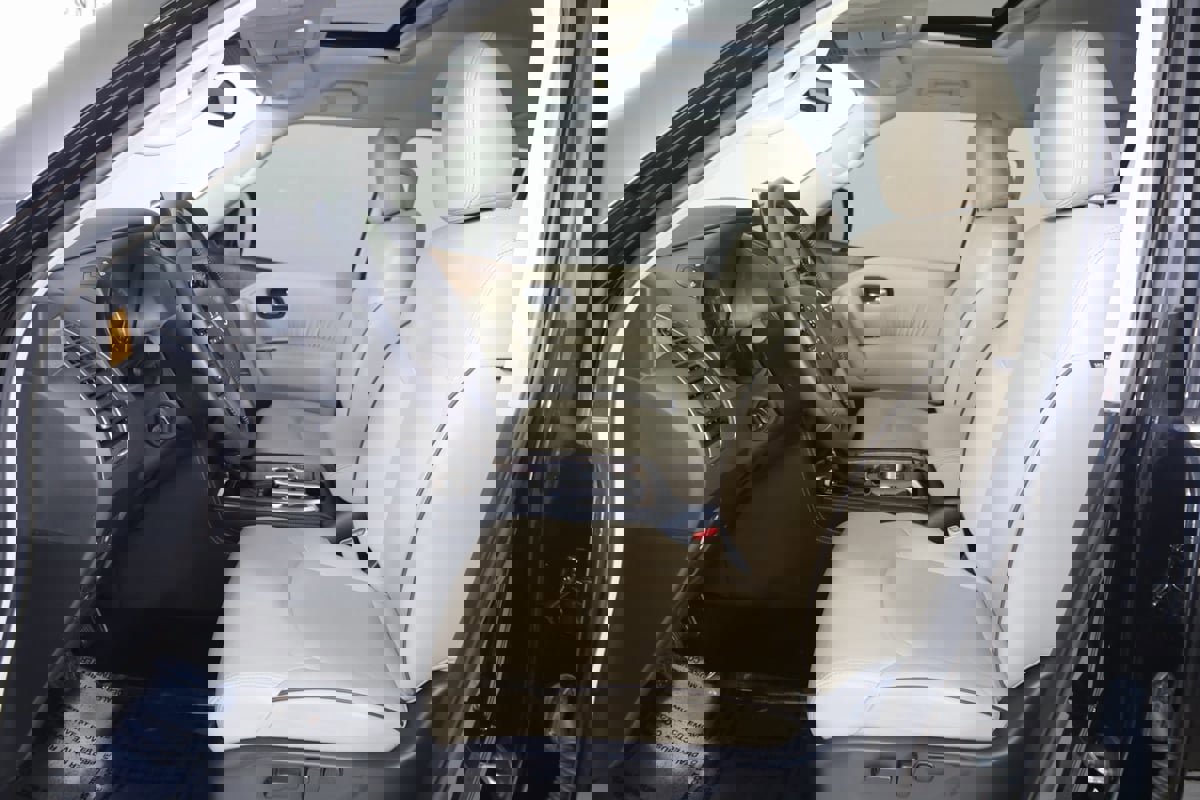 Used 2024 Nissan Armada SL w/ Captain's Chairs Package image 12