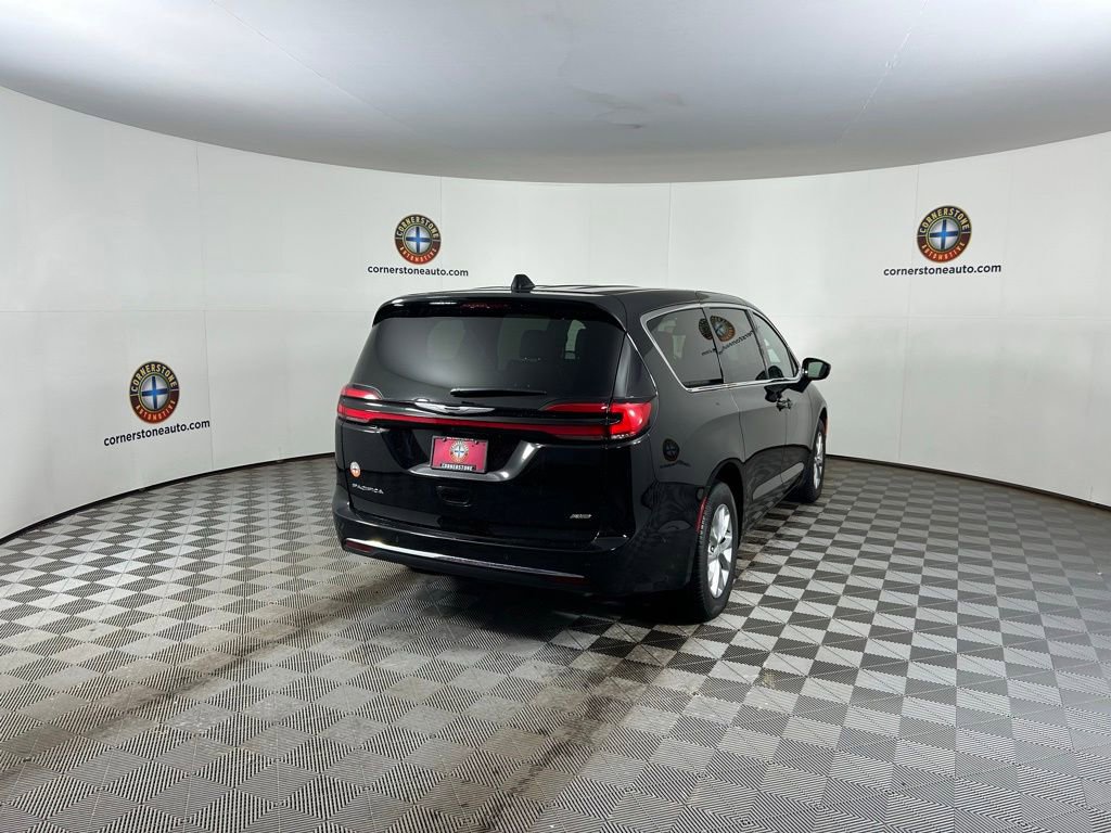 Used 2025 Chrysler Pacifica Select image 19