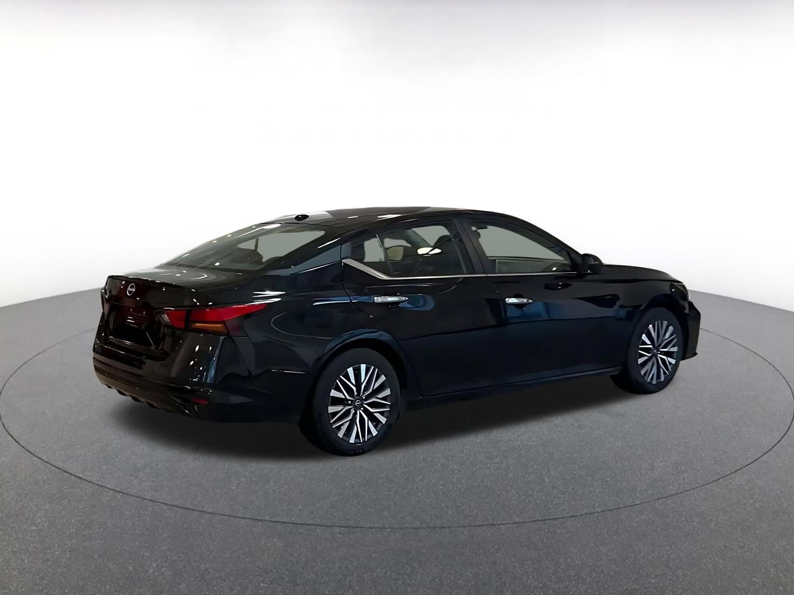 Used 2025 Nissan Altima 2.5 SV image 15