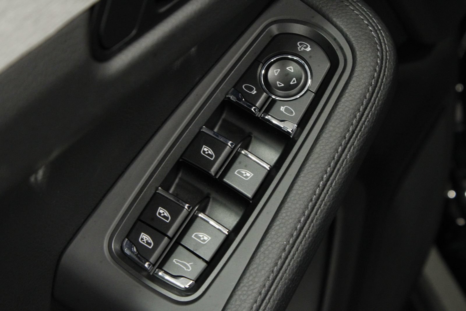 Certified 2026 Porsche Macan AWD/4WD image 32