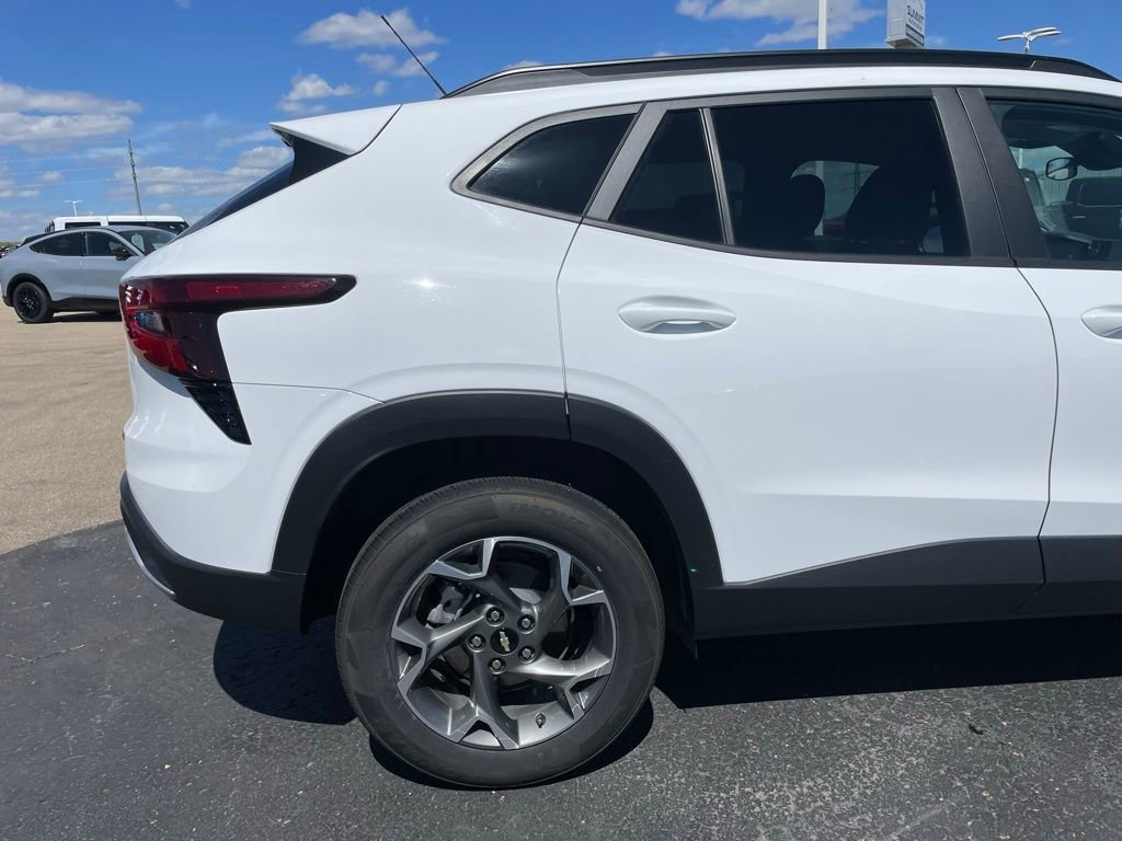 Used 2025 Chevrolet Trax LT FWD image 25