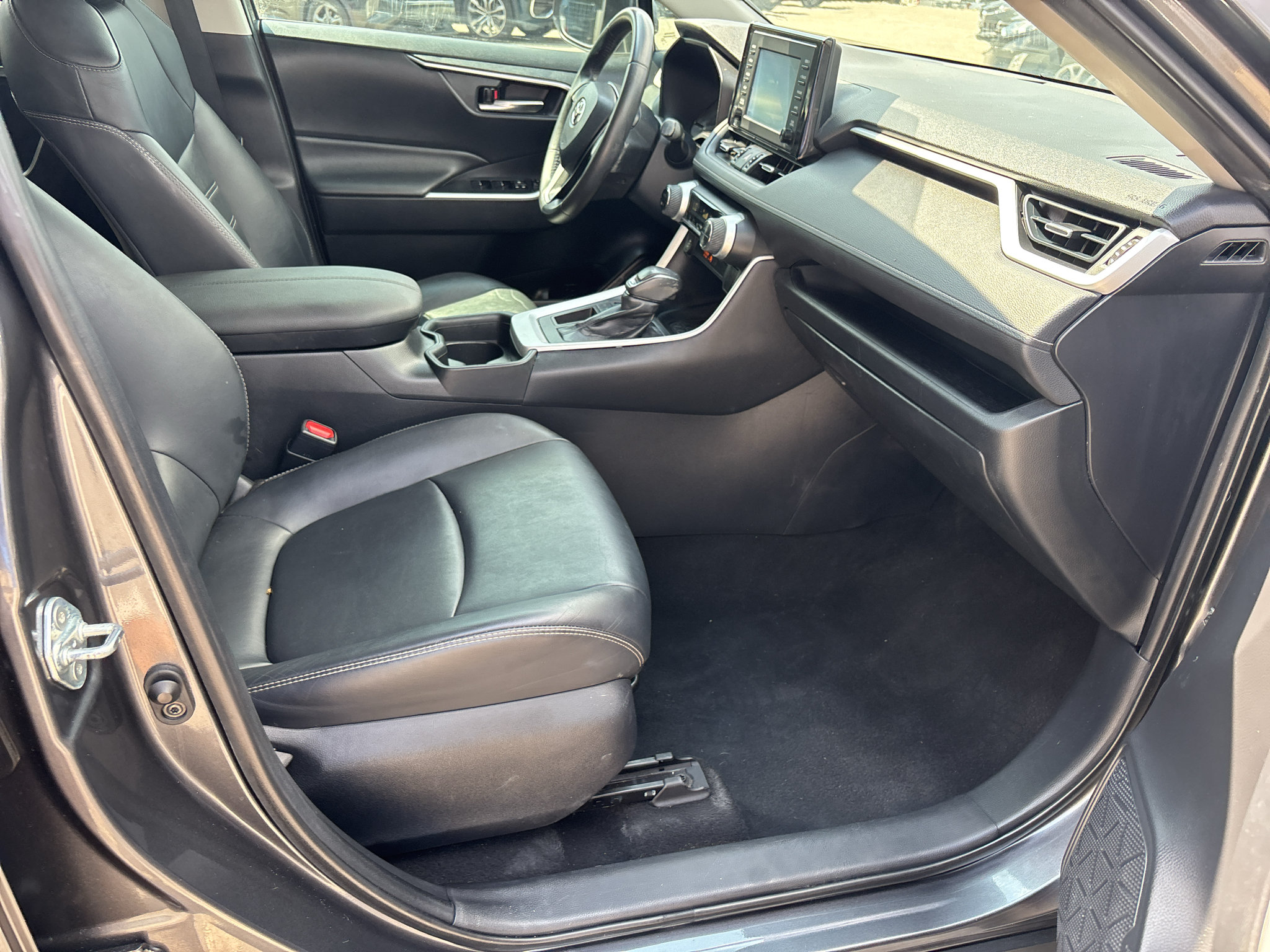 Used 2019 Toyota RAV4 XLE Premium FWD image 18