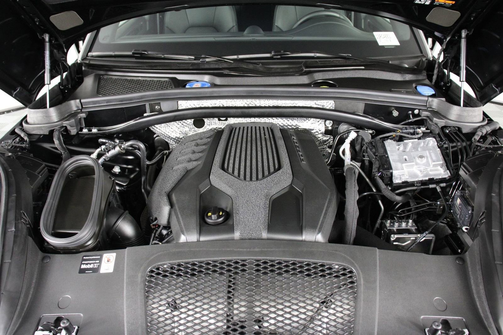 Certified 2025 Porsche Macan image 26