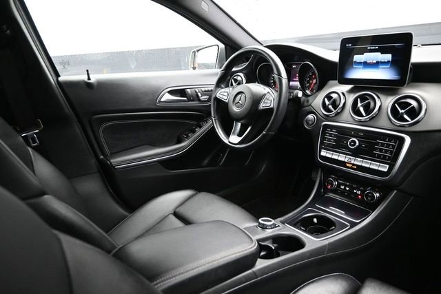 Used 2020 Mercedes-Benz GLA 250 4MATIC w/ Premium Package image 18
