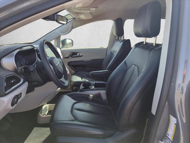 Used 2023 Chrysler Pacifica Touring-L FWD image 16