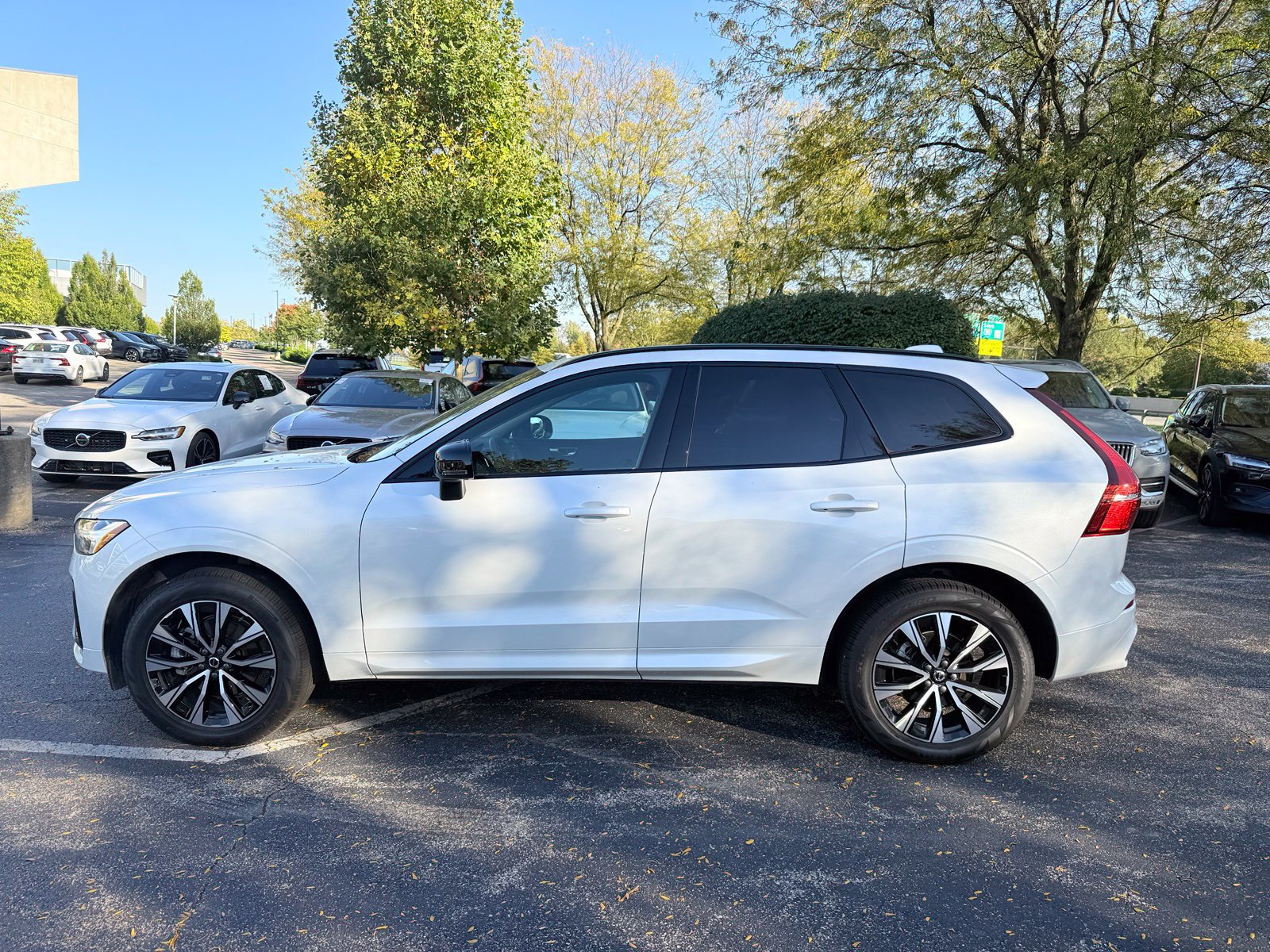 Used 2025 Volvo XC60 B5 Core w/ Protection Package Premier AWD/4WD image 4